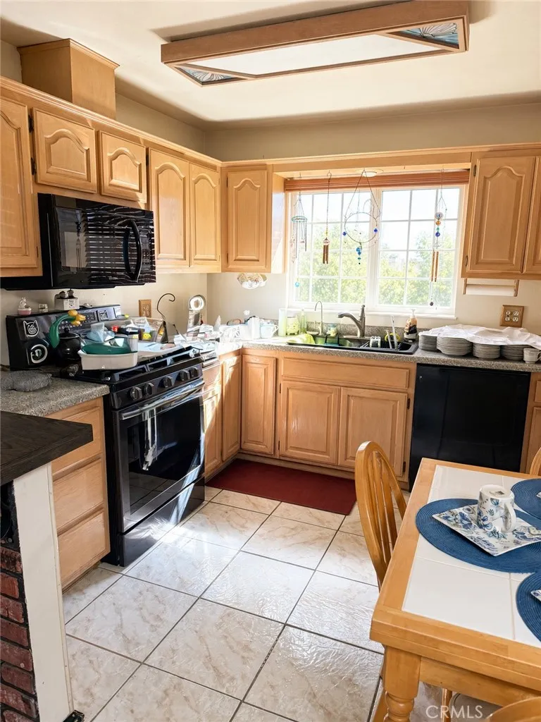 21007 Violeta Lakewood, CA 90715