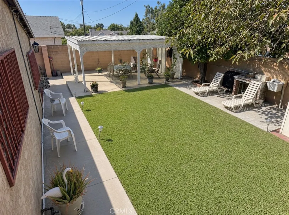 21007 Violeta Lakewood, CA 90715