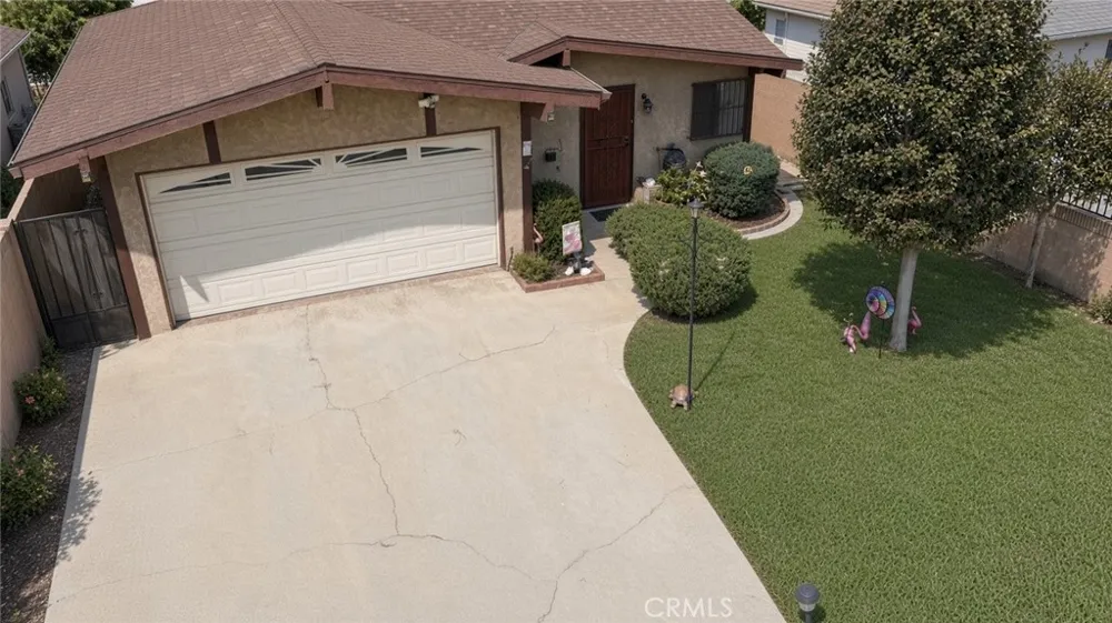 21007 Violeta Lakewood, CA 90715