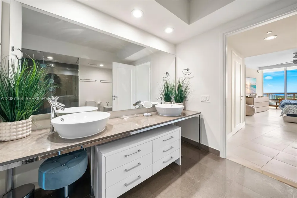 450 Alton Rd #2105 Miami Beach, FL 33139
