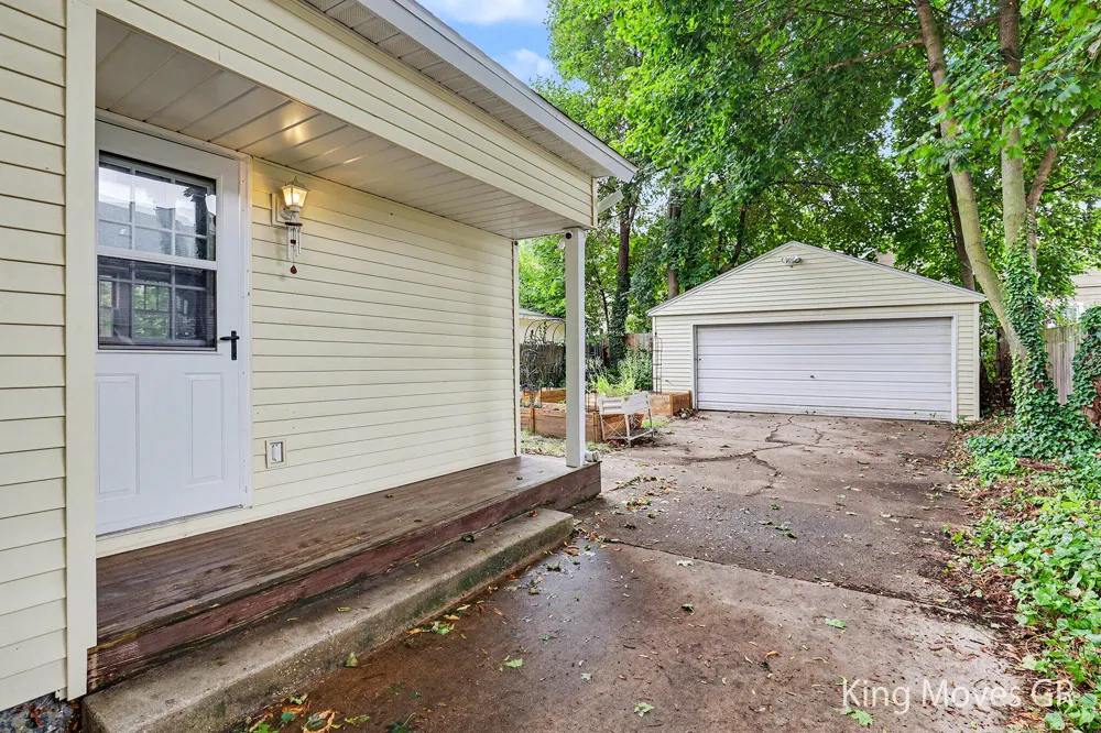 621 Davis Avenue NW Grand Rapids, MI 49504