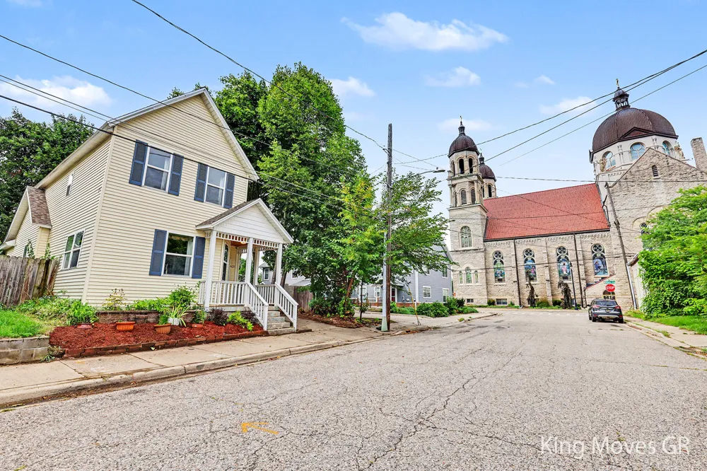 621 Davis Avenue NW Grand Rapids, MI 49504