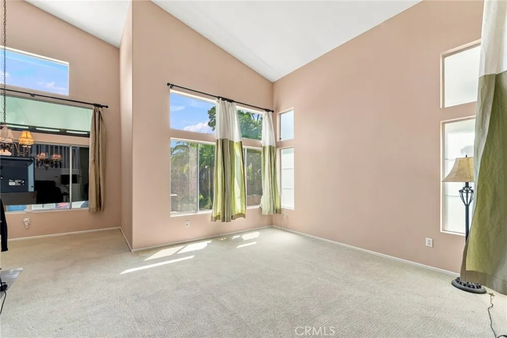 637 Avondale Corona, CA 92879