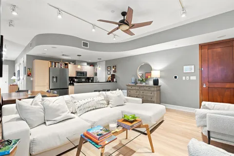 901 W 9th Street #216