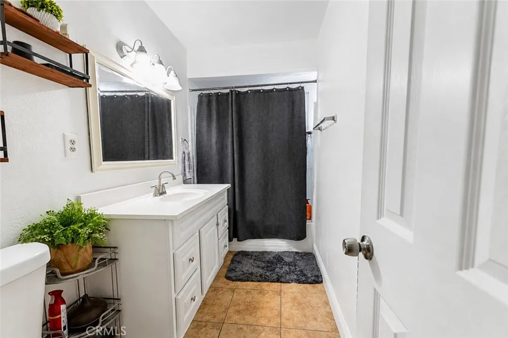 1321 Vale Bakersfield, CA 93306