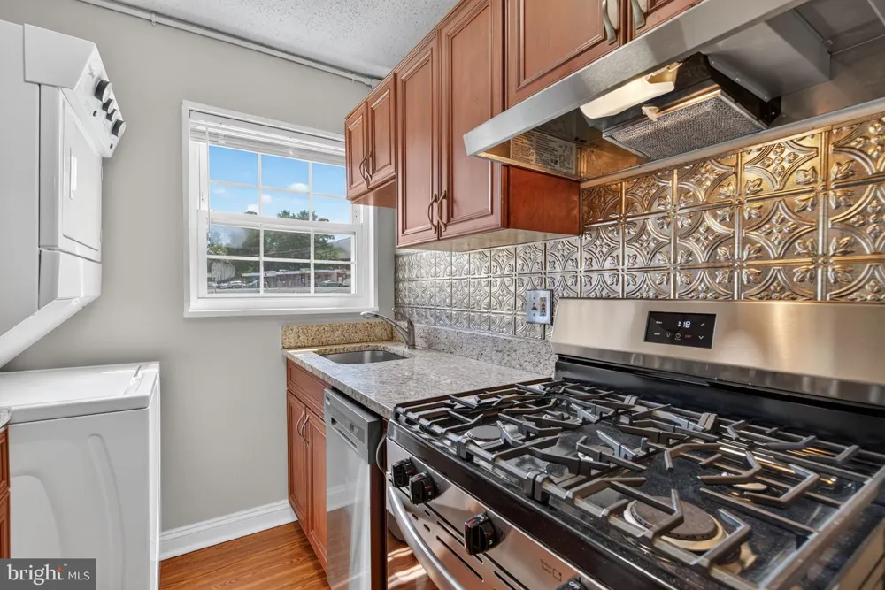2305 FARRINGTON AVENUE #203 Alexandria, VA 22303