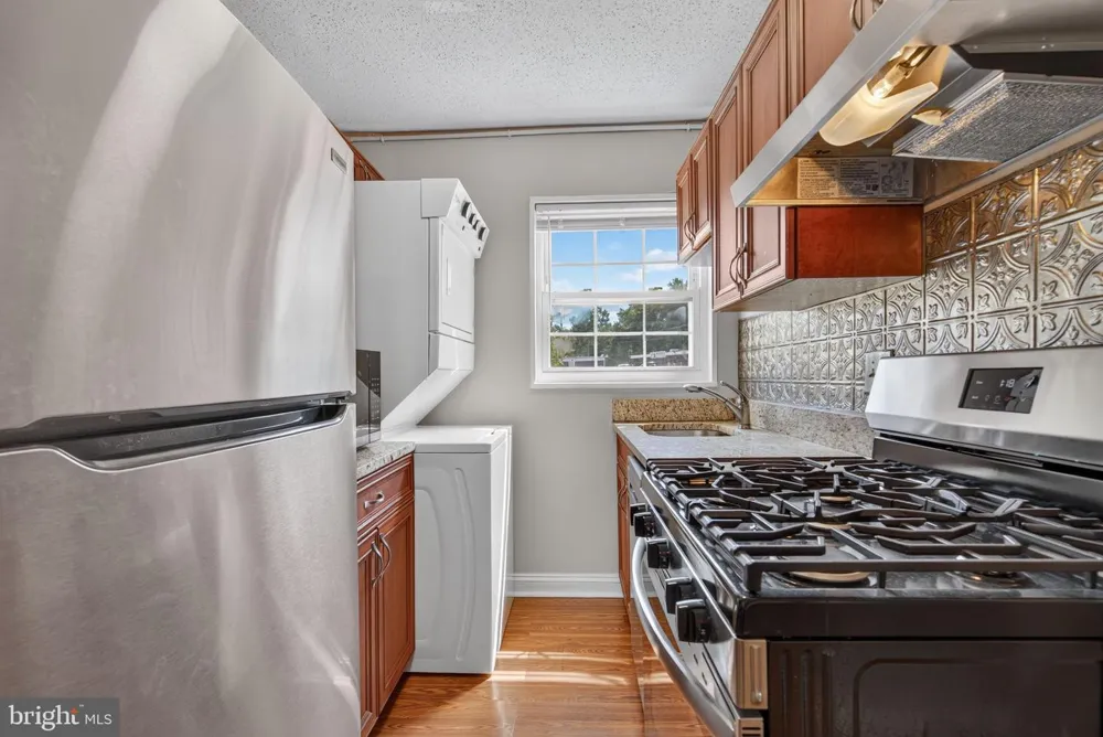 2305 FARRINGTON AVENUE #203 Alexandria, VA 22303