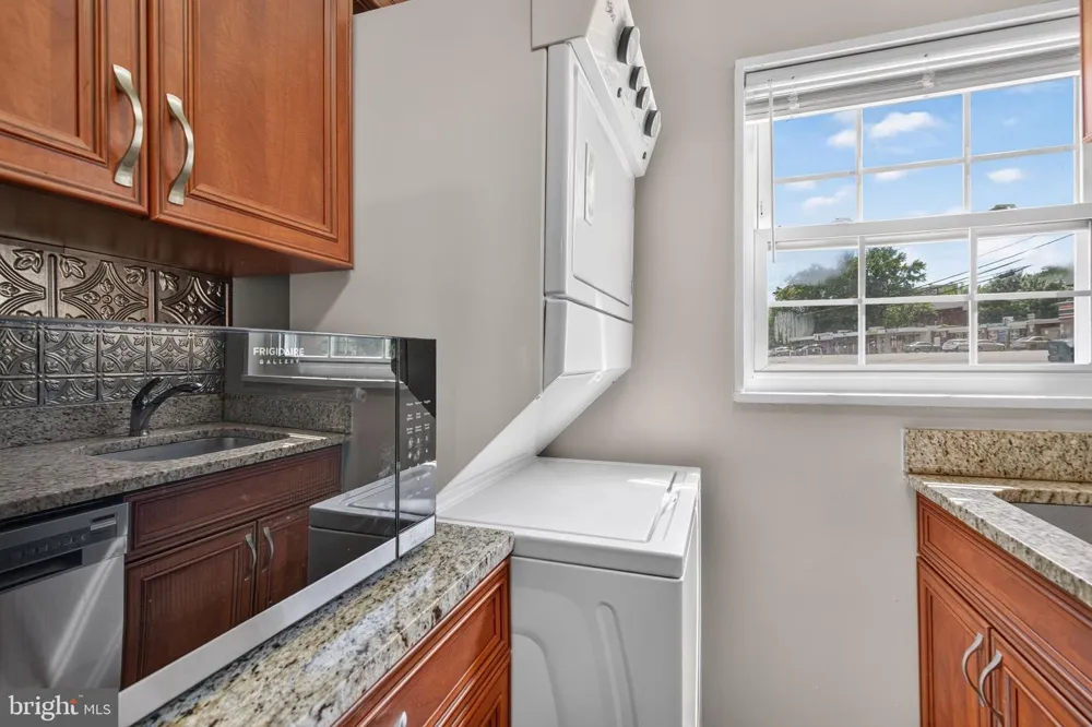 2305 FARRINGTON AVENUE #203 Alexandria, VA 22303
