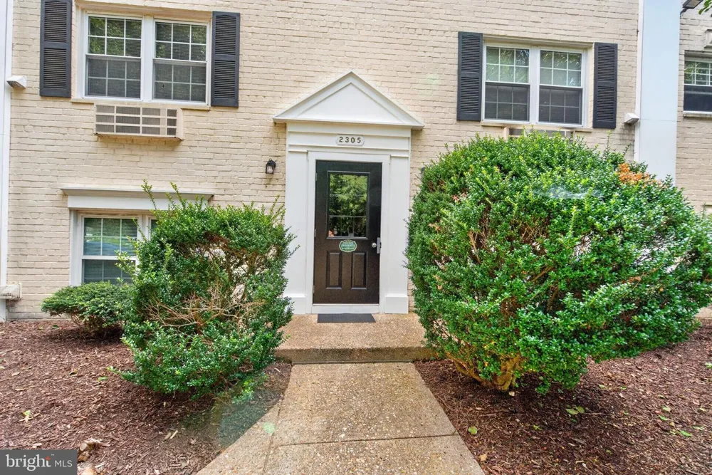 2305 FARRINGTON AVENUE #203 Alexandria, VA 22303