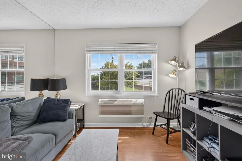 2305 FARRINGTON AVENUE #203 Alexandria, VA 22303