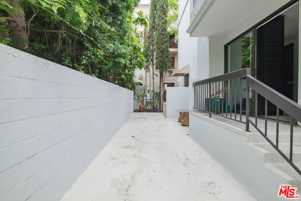 9033 Vista Grande Street #3 West Hollywood, CA 90069