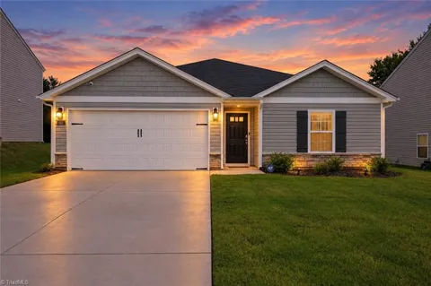 133 East Farm Loop