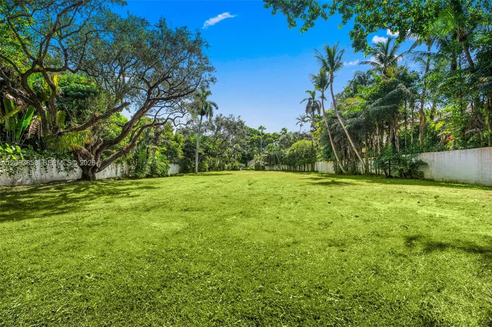 3940 Douglas Rd Miami, FL 33133