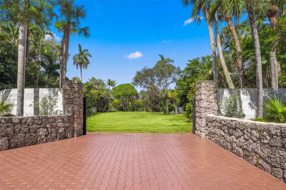 3940 Douglas Rd Miami, FL 33133