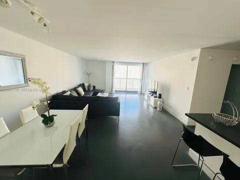 1800 Collins Ave #6B