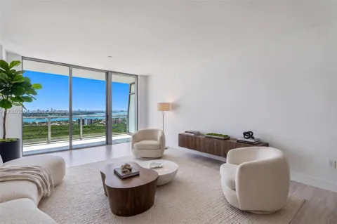 2411 Laguna #2704