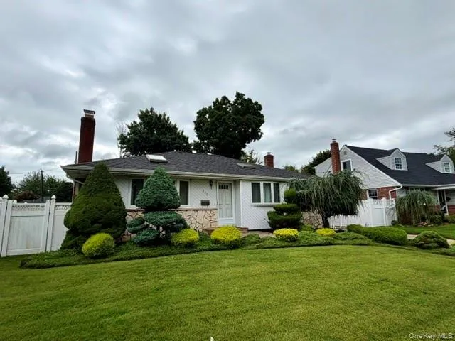 392 Coleridge Street Levittown, NY 11756