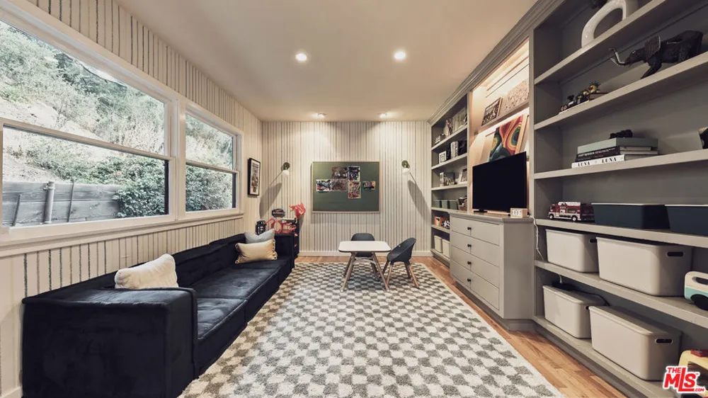 3440 Mandeville Canyon Road Los Angeles, CA 90049