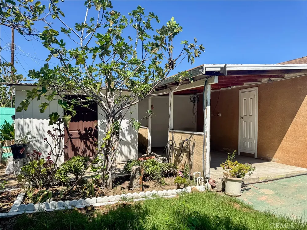 7443 Irvine Avenue North Hollywood, CA 91605
