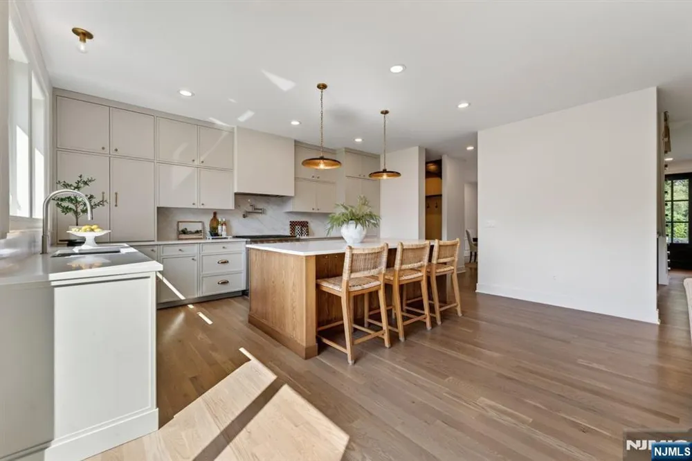 21 Pomona Avenue Pequannock Township, NJ 07444