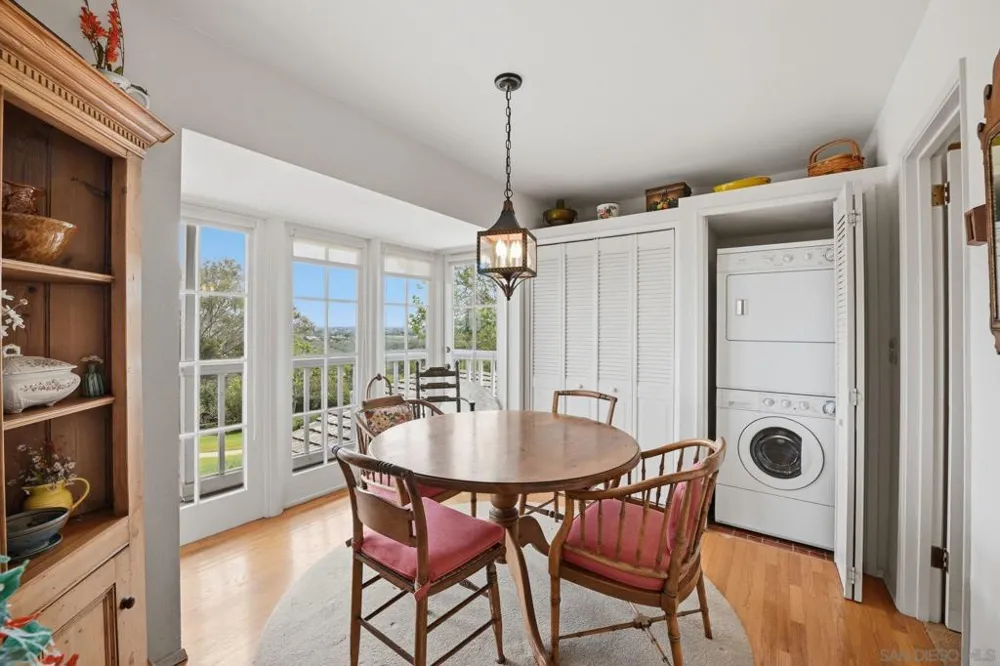 2954 Woodford Drive La Jolla, CA 92037