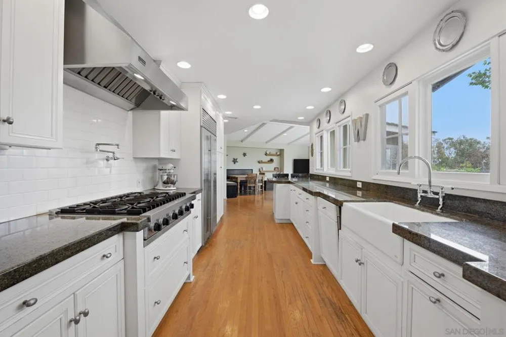 2954 Woodford Drive La Jolla, CA 92037