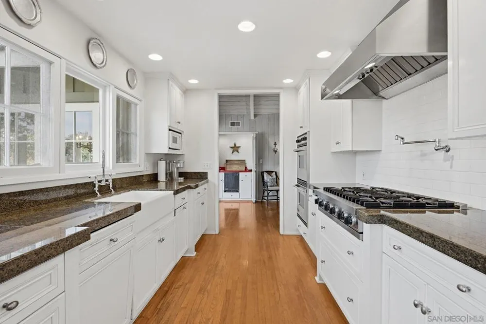 2954 Woodford Drive La Jolla, CA 92037