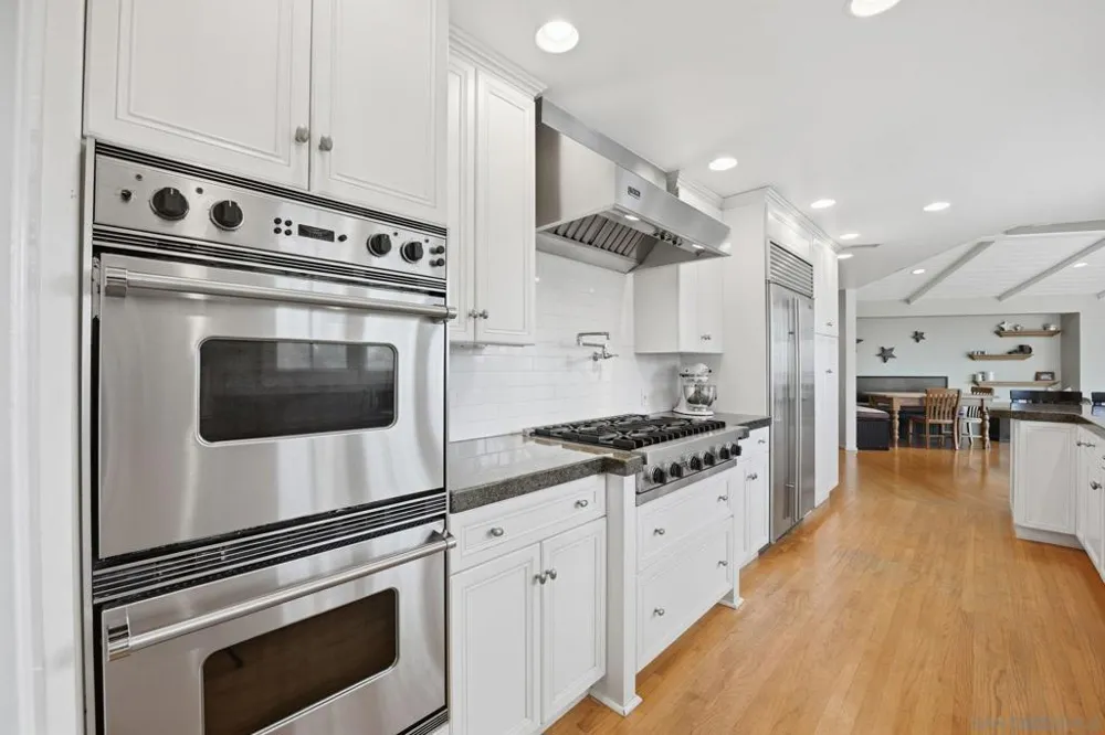 2954 Woodford Drive La Jolla, CA 92037