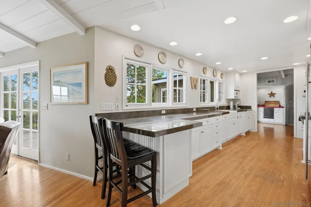 2954 Woodford Drive La Jolla, CA 92037