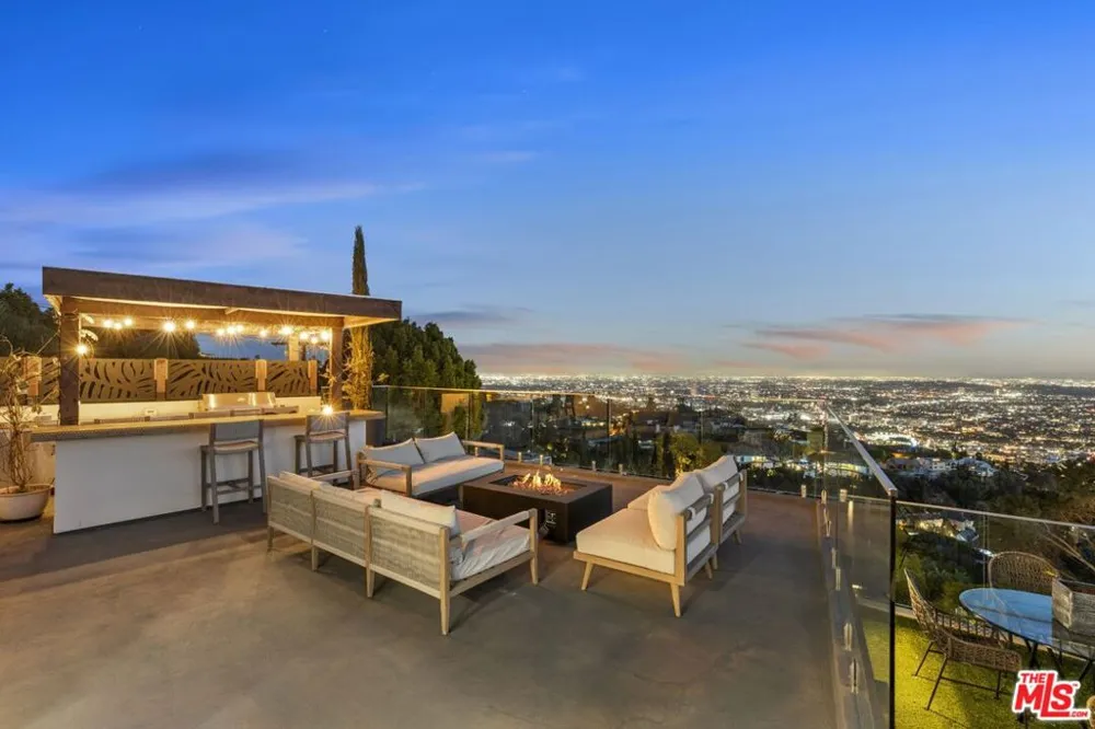 9270 Kinglet Drive Los Angeles, CA 90069