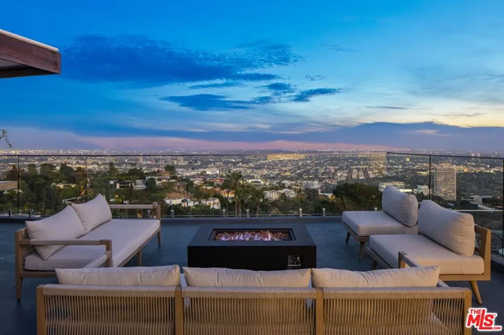 9270 Kinglet Drive Los Angeles, CA 90069