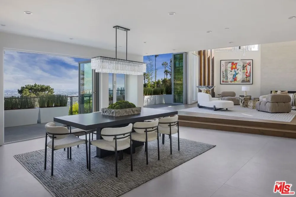 9270 Kinglet Drive Los Angeles, CA 90069