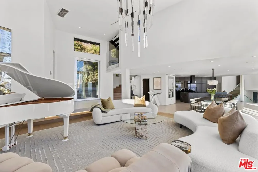 9270 Kinglet Drive Los Angeles, CA 90069