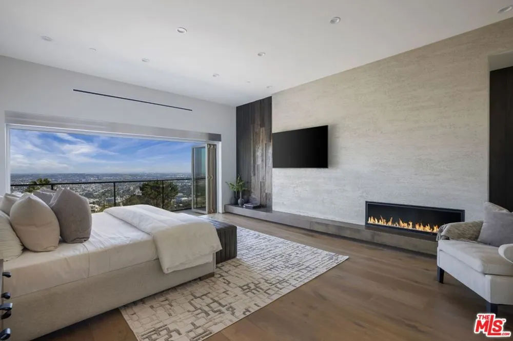 9270 Kinglet Drive Los Angeles, CA 90069