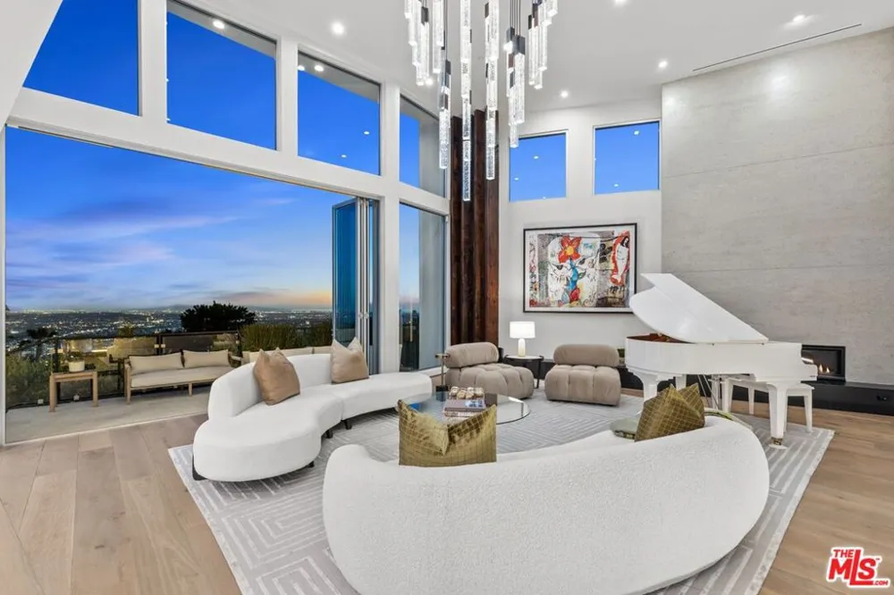 9270 Kinglet Drive Los Angeles, CA 90069
