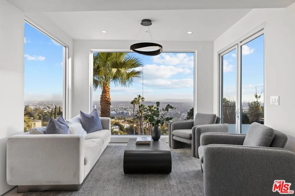9270 Kinglet Drive Los Angeles, CA 90069