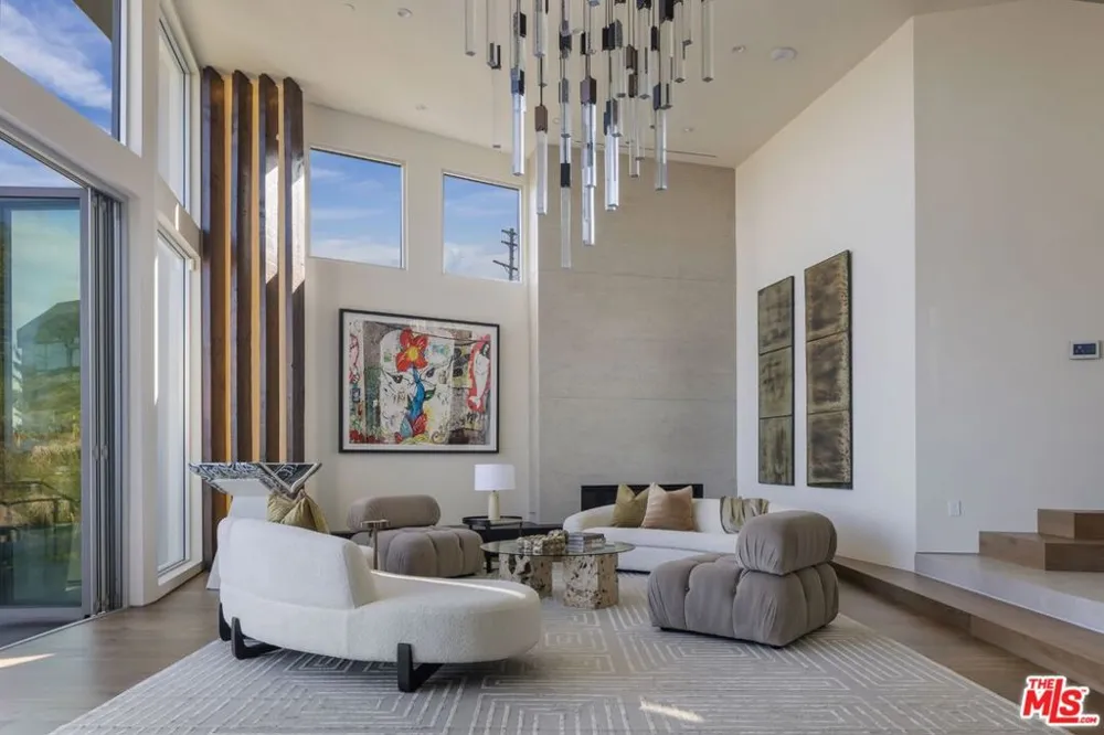 9270 Kinglet Drive Los Angeles, CA 90069