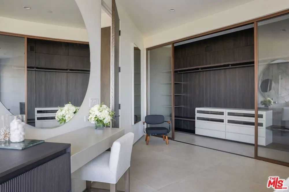 9270 Kinglet Drive Los Angeles, CA 90069