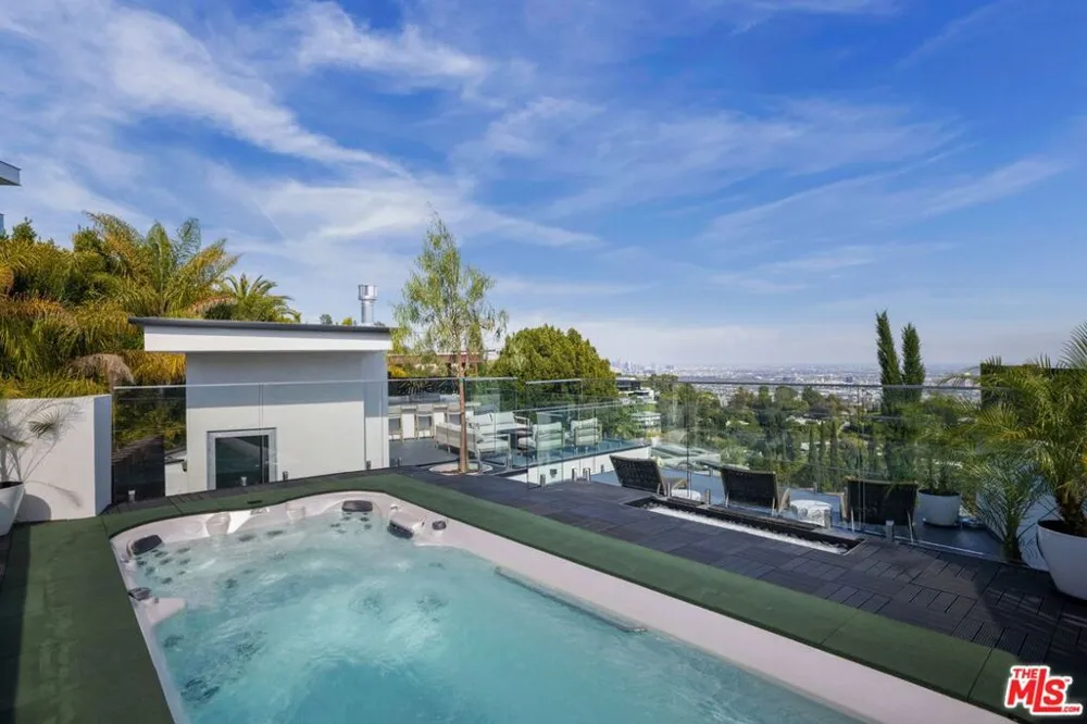9270 Kinglet Drive Los Angeles, CA 90069