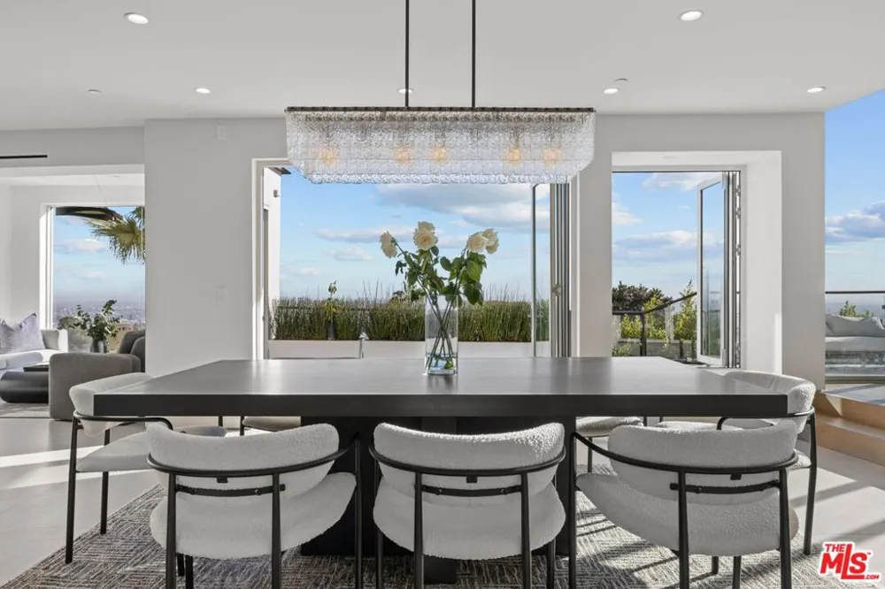 9270 Kinglet Drive Los Angeles, CA 90069