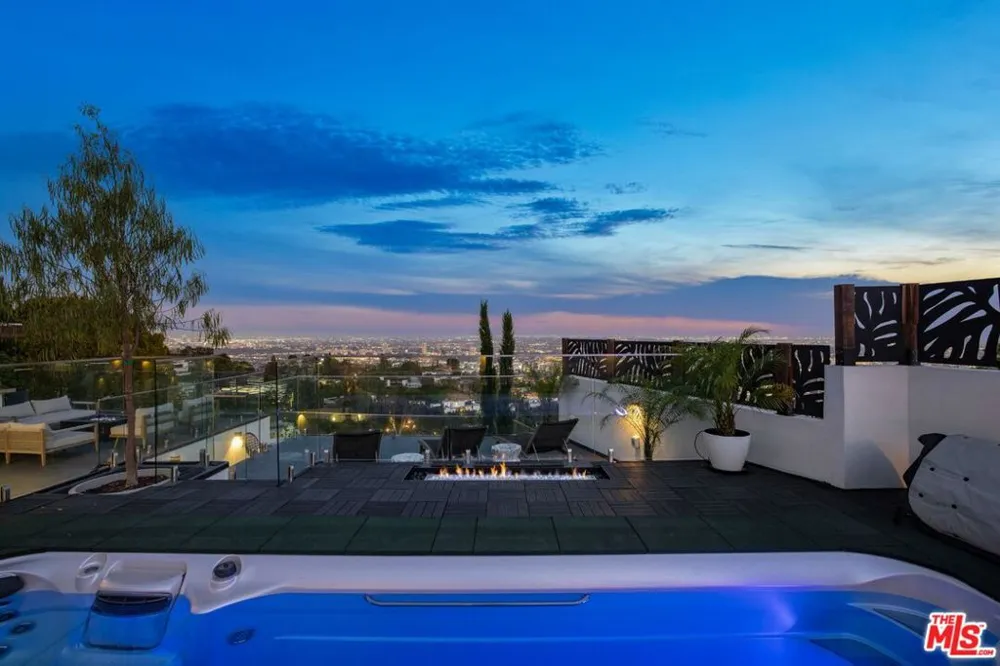 9270 Kinglet Drive Los Angeles, CA 90069