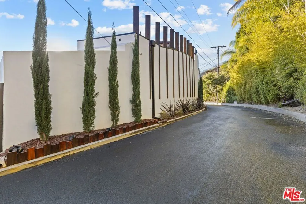 9270 Kinglet Drive Los Angeles, CA 90069