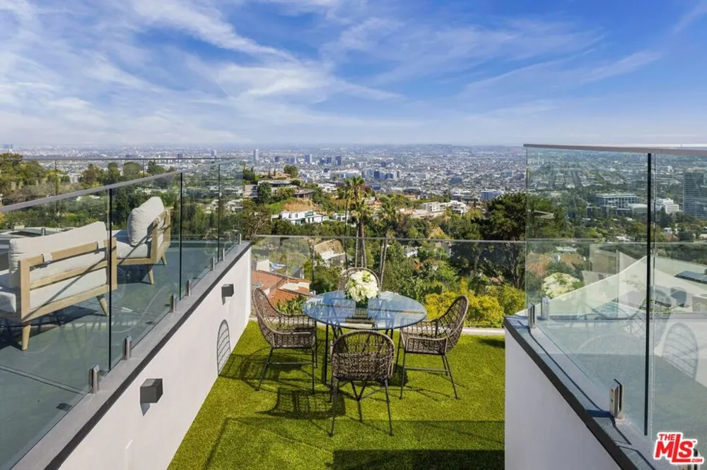 9270 Kinglet Drive Los Angeles, CA 90069