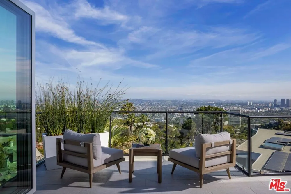 9270 Kinglet Drive Los Angeles, CA 90069