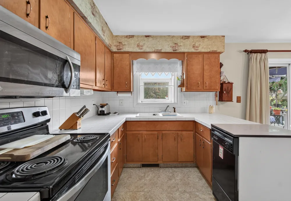 611 Charleston Road Lansing, MI 48917