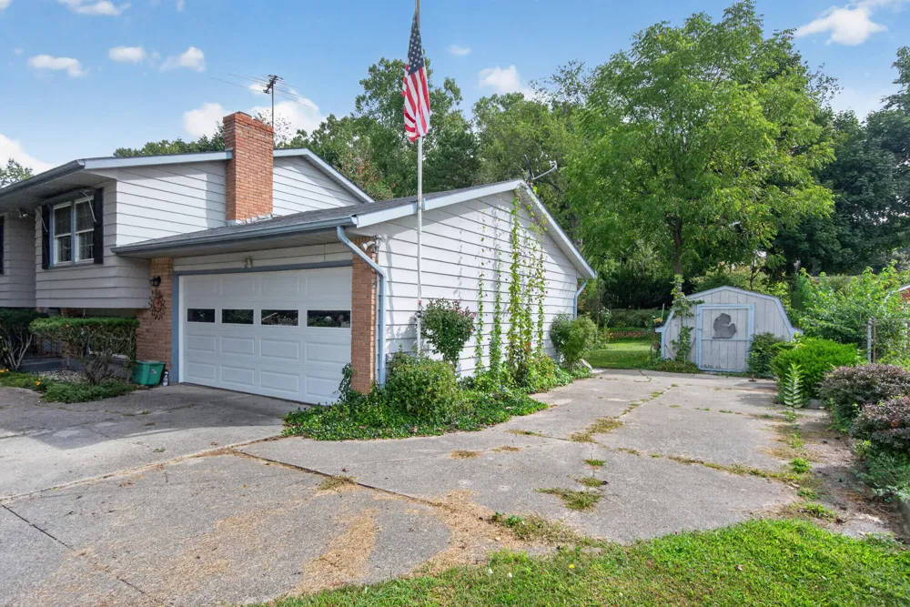 611 Charleston Road Lansing, MI 48917