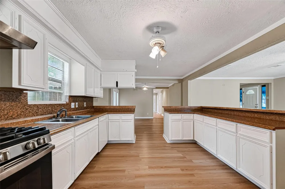 1504 Lawrence Avenue Pasadena, TX 77506