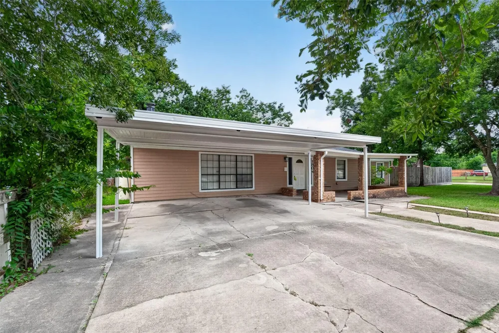 1504 Lawrence Avenue Pasadena, TX 77506