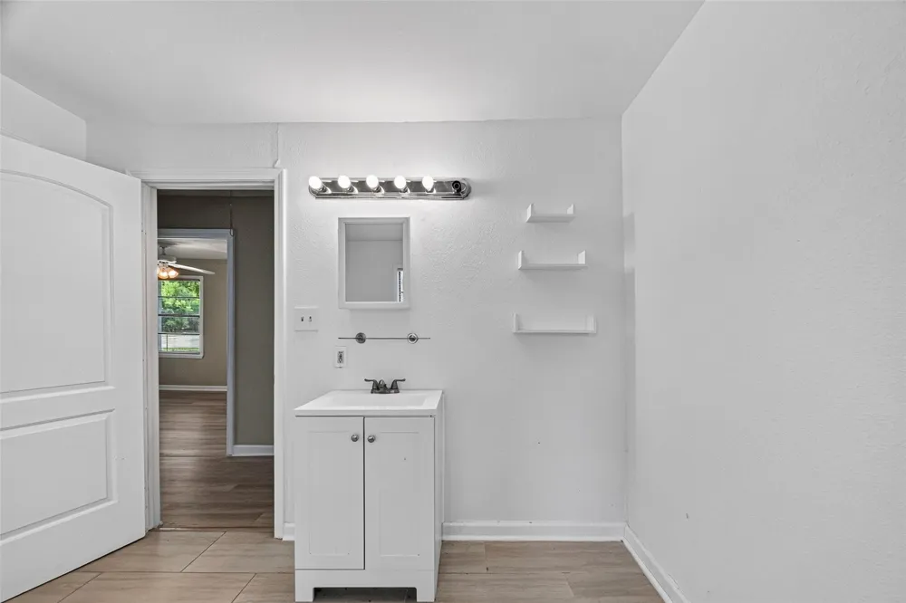 1504 Lawrence Avenue Pasadena, TX 77506