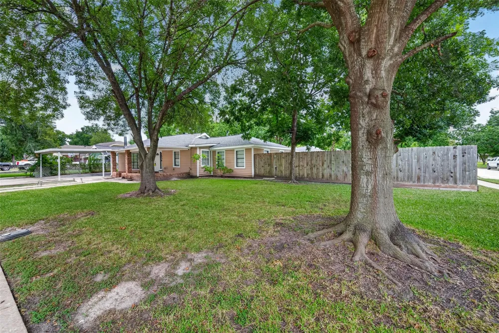 1504 Lawrence Avenue Pasadena, TX 77506